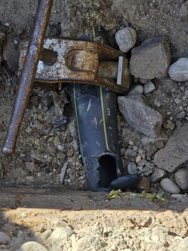 olt conducta de gaze fisurata pe o strada din slatina in timpul lucrarilor la reteaua de apa 68ff6353683a2