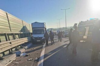 olt doua autoutilitare si un tir implicate intr un accident pe dex 12 traficul deviat pe dn 65 68f5e3c025b2e
