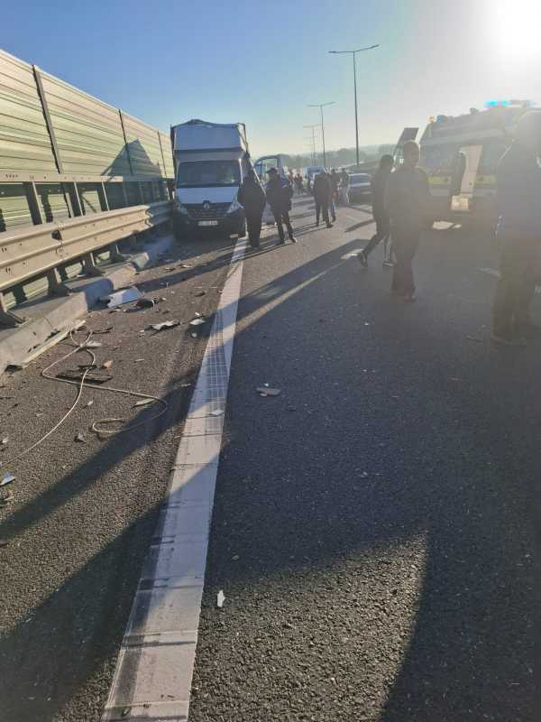 olt doua autoutilitare si un tir implicate intr un accident pe dex 12 traficul deviat pe dn 65 68f5e3c025b2e