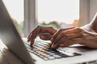 parintii copiilor cu dizabilitati pot lucra de acasa 8 zile pe luna ce mai prevede legea promulgata de nicusor dan 68e7bbdbb3c08