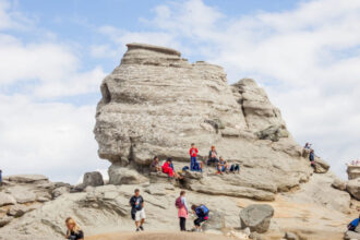 peste jumatate din romani sunt convinsi ca in romania exista locuri incarcate energetic care influenteaza starea oamenilor 68f0a7b499aa3