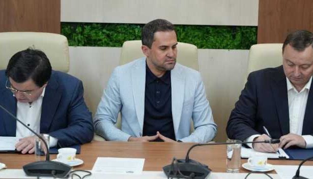 pistol am semnat astazi contractul pentru constructia drumului expres oar satu mare 68f7435150b3b