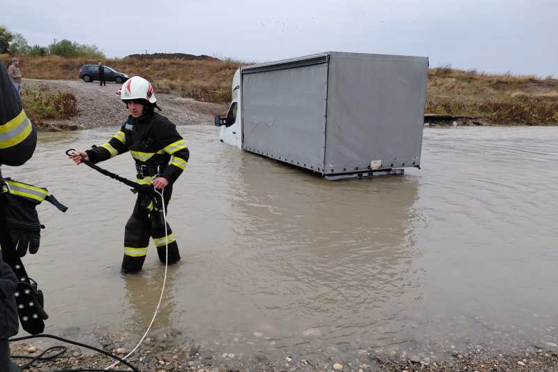 prahova dubita blocata in albia raului teleajen soferul a ignorat debitul crescut al apei 68e656dab69e2