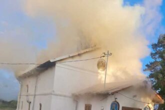 prahova incendiu la o biserica din comuna poienarii burchii arde acoperisul 68ff95b989a30