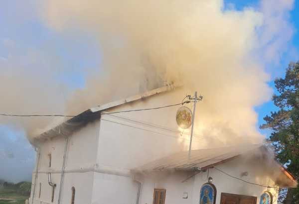 prahova incendiu la o biserica din comuna poienarii burchii arde acoperisul 68ff95b989a30