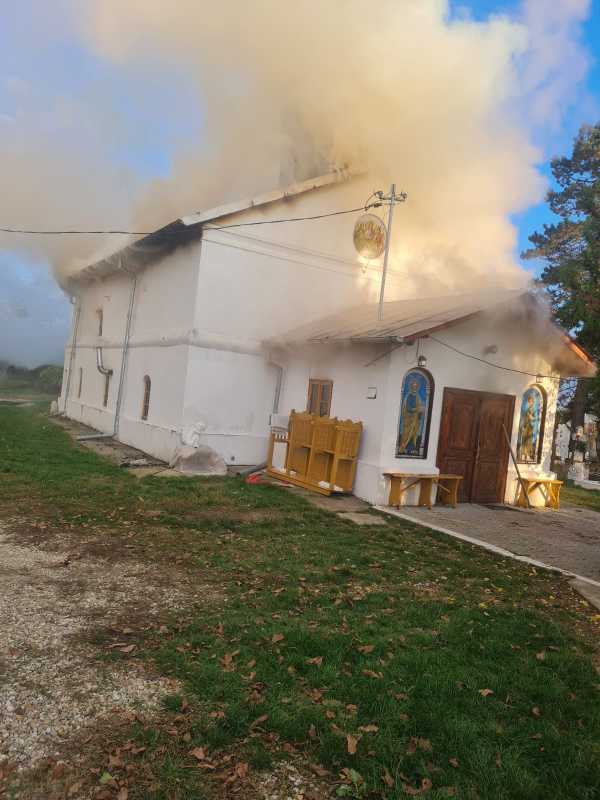 prahova incendiu la o biserica din comuna poienarii burchii arde acoperisul 68ff95b989a30
