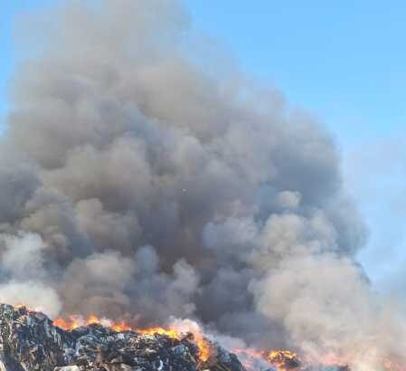 prahova incendiul izbucnit la o firma de valorificare a deseurilor inca nestins dupa 16 ore control al garzii de mediu 68fb1709281a3