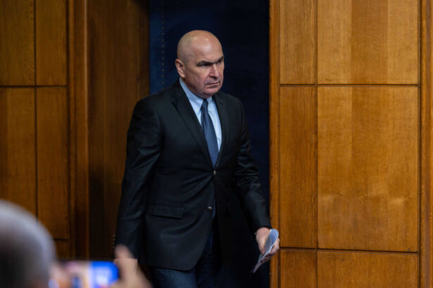 premierul propune listarea la bvb a unor pachete minoritare din companiile de stat fara pierderea controlului dar si listarea unor noi companii precum cec si aeroporturi bucuresti 68e0f5e207bca