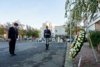 presedintele nicusor dan a depus o coroana de flori la fostul club colectiv la 10 ani de la tragedie 690321e9bb73e