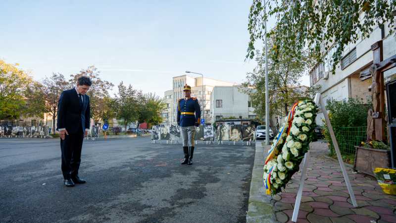 Nicușor Dan aduce un omagiu emoționant fostului Club Colectiv, marcând un deceniu de la tragedie 1 presedintele nicusor dan a depus o coroana de flori la fostul club colectiv la 10 ani de la tragedie 690321e9bb73e