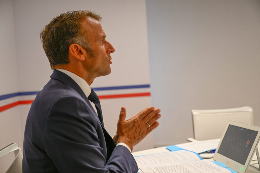 presedintele unui tari evacuat cu ajutorul lui macron dupa ce poporul si armata s au intors impotriva sa 68ed15f09a4a1