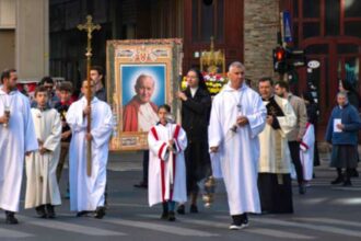 procesiune in cinstea sfantului papa ioan paul al ii lea duminica pe strazile capitalei 68f0de24774a1