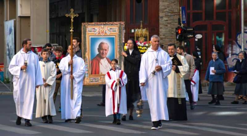 procesiune in cinstea sfantului papa ioan paul al ii lea duminica pe strazile capitalei 68f0de24774a1