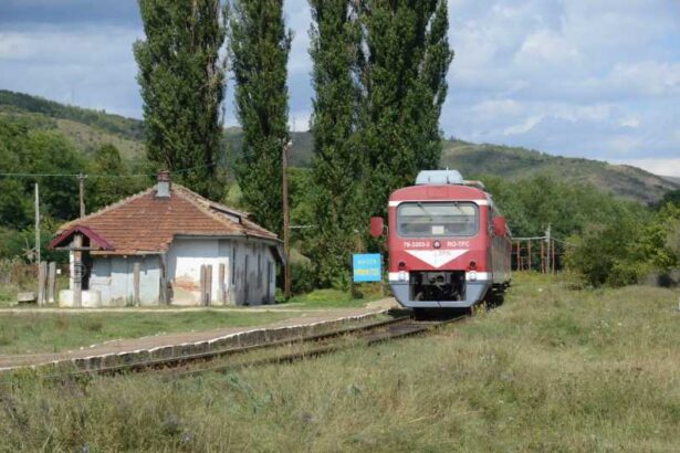 reportaj buzau calea ferata a tuicarului nu va strapunge carpatii pe vremuri calatorii beau tuica din globurile becurilor 68e4b6dd25c29