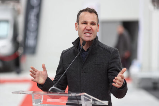 robert negoita despre reducerile din administratie se intalnesc sotii acasa unul munceste de crapa pe un salariu mic si ii plateste salariul mare celui care sta 68f1bde5a75e5