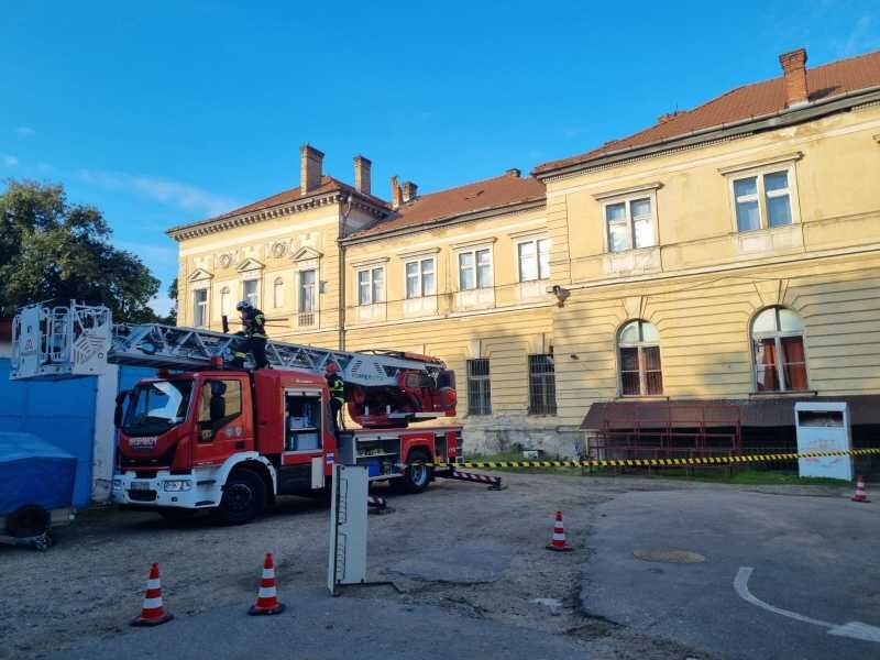satu mare crapatura intr o sala de clasa si caramizi desprinse de pe cladiri dupa cutremur 68ef72d9e56d7