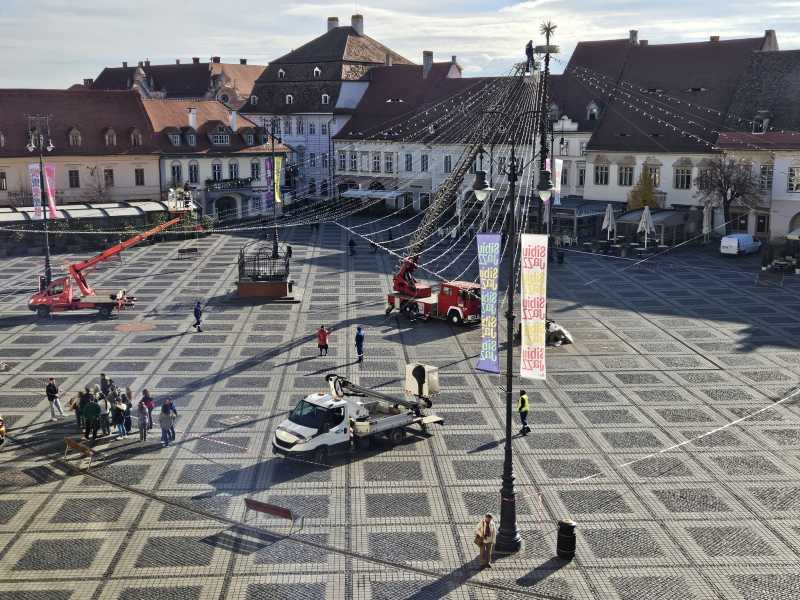 sibiu a inceput montarea iluminatului de sarbatori in municipiu targul de craciun se deschide in 14 noiembrie 690209dd92e6d