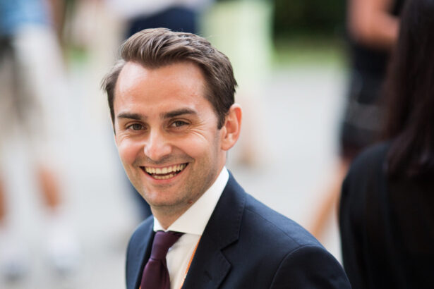 sindicalistii din guvern cer demisia lui mihai jurca a transformat curtea palatului in garaj privat 68e355fb25125