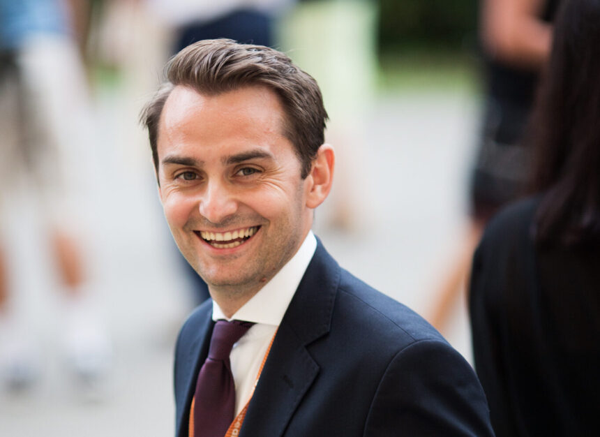 sindicalistii din guvern cer demisia lui mihai jurca a transformat curtea palatului in garaj privat 68e355fb25125