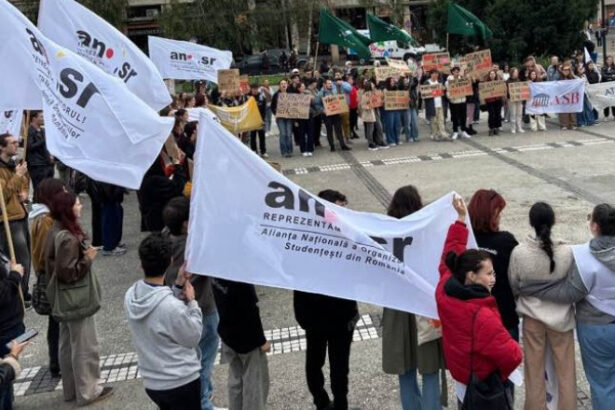 studentii protesteaza joi in piata victoriei ei sunt nemultumiti de scaderea burselor si de limitarea reducerilor de transport 68dd09f6ce901