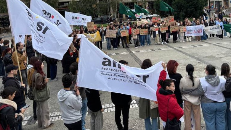 studentii protesteaza joi in piata victoriei ei sunt nemultumiti de scaderea burselor si de limitarea reducerilor de transport 68dd09f6ce901
