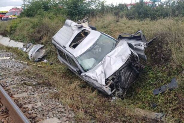 suceava barbat ramas incarcerat intr o masina lovita de tren 68e27c1f2ecaa
