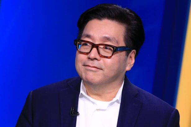 tom lee sees sp 500 topping 7000 by year end says dont be fooled by shutdown calamity talk 68de93dab7c12