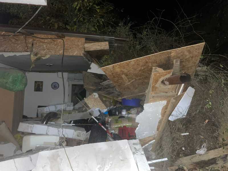 tulcea un barbat a fost ranit dupa ce un mal de pamant s a surpat peste o anexa in care se afla 690268c35ab8b