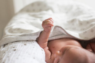 un cuplu din gorj si a vandut bebelusul de trei saptamani ca sa si cumpere o masina unde a fost gasit copilul 6904c99f4fb10