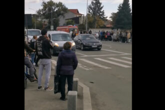 video accident mortal in bucuresti o femeie si copilul ei aflat in carucior au fost loviti de o masina pe trecerea de pietoni mama a murit 68ed13706f884