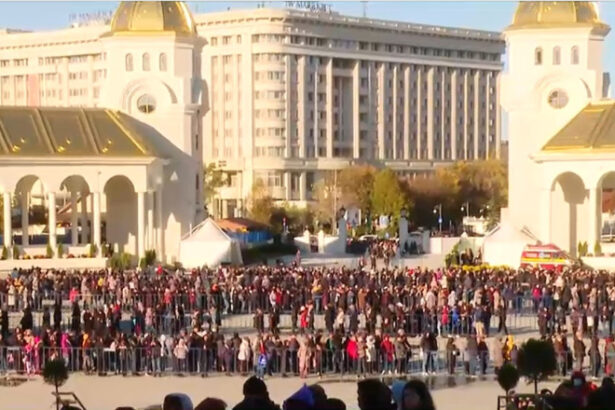 video cozi de peste un kilometru pentru vizitarea catedralei mantuirii neamului 80 000 de credinciosi au trecut prin altar 6901dbb36e1bb