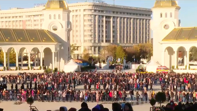 video cozi de peste un kilometru pentru vizitarea catedralei mantuirii neamului 80 000 de credinciosi au trecut prin altar 6901dbb36e1bb