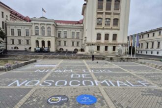 video iasi zeci de persoane i au comemorat in piata natiunilor pe copiii morti la spitalul sfanta maria 68e15aae3fe37