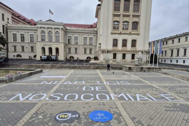 video iasi zeci de persoane i au comemorat in piata natiunilor pe copiii morti la spitalul sfanta maria 68e15aae3fe37