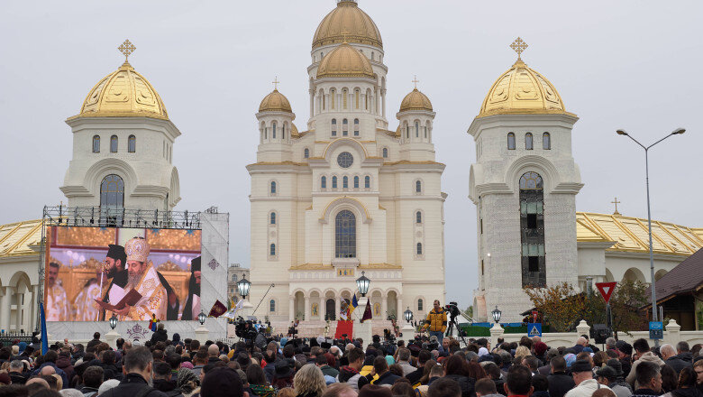 video incidente la catedrala mantuirii neamului suparati pe pauza de curatenie oamenii care asteptau de ore intregi au rupt randurile 690307d8bf4c7