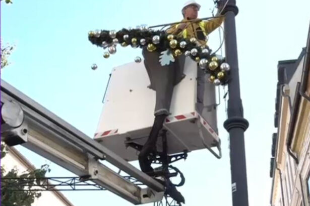 video oltenii se pregatesc pentru sarbatorile de iarna in craiova se pun deja instalatii de iluminat si globulete pentru targul de craciun 68dceddcb83fb