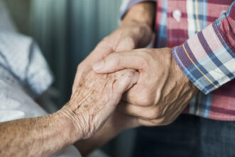 video orasul din romania care ofera ceasuri cu buton de urgenta oamenilor singuri dupa o idee preluata din ungaria cum functioneaza 68e4921c3c872