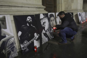 video primul proiect al solistului de la goodbye to gravity dupa tragedia din clubul colectiv m am folosit de chitara ca suport psihic 690375fdf1306