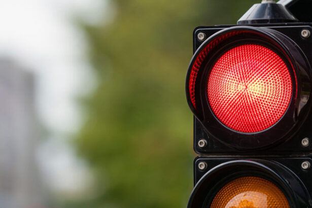 video semafoare care arata rosu la viteza mare a masinilor o primarie testeaza o metoda de a opri soferii care incalca limita legala 68fa15c54f03a