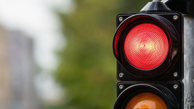video semafoare care arata rosu la viteza mare a masinilor o primarie testeaza o metoda de a opri soferii care incalca limita legala 68fa15c54f03a