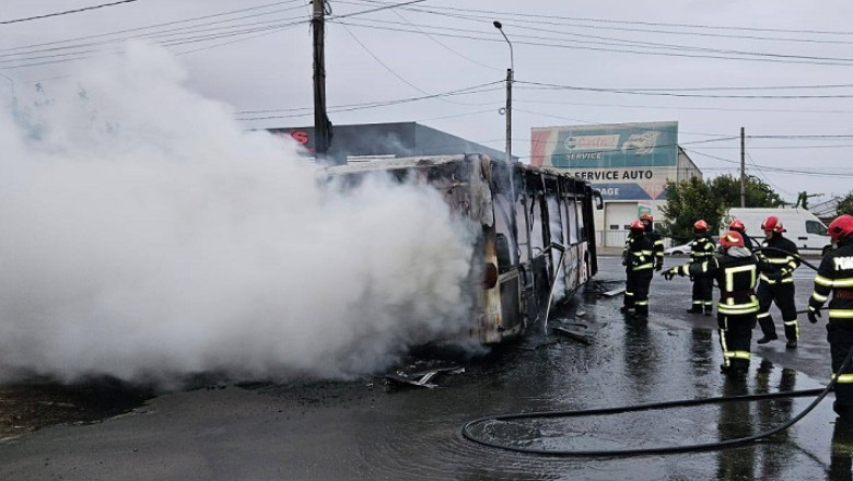 video un autobuz cu muncitori a luat foc in mers la braila vehiculul a ars ca o torta 68df7c1c23b5c