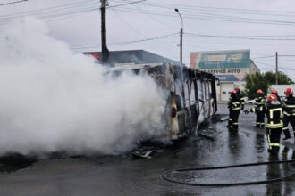 video un autobuz cu muncitori a luat foc in mers la braila vehiculul a ars ca o torta 68df7d72e927c