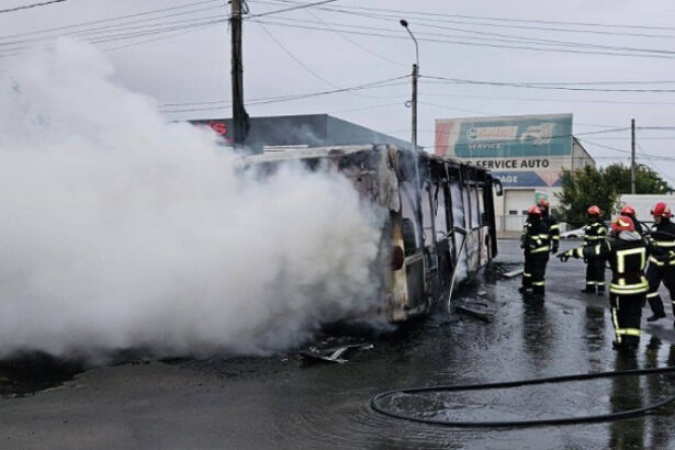 video un autobuz cu muncitori a luat foc in mers la braila vehiculul a ars ca o torta 68df7d72e927c