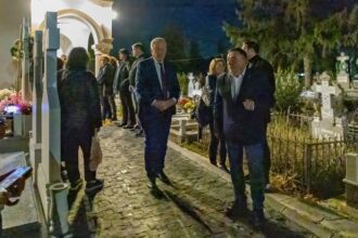 zeci de buzoieni au adus un ultim omagiu medicului stefania szabo printre ei si liderii psd buzau partid din care doctorita facea parte foto 6903afc1b38bd