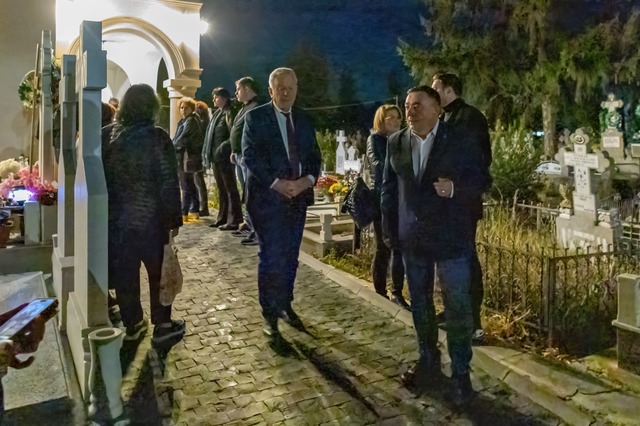 zeci de buzoieni au adus un ultim omagiu medicului stefania szabo printre ei si liderii psd buzau partid din care doctorita facea parte foto 6903afc1b38bd