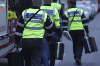 zona blocului din rahova unde a avut loc explozia ramane sub restrictii politia si firmele de utilitati in teren pentru evaluari 68f6a37b25b1e