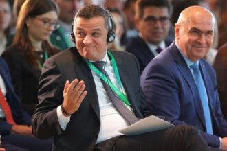 acord in coalitie pe reforma administratiei in jur de 13 000 de posturi reduse in administratia locala 10 la centru reducerea numarului de parlamentari cu 10 din 2028 surse 690a19b1d2024