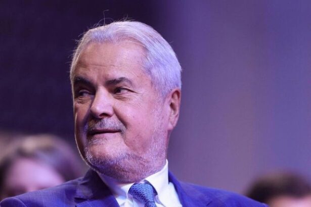 adrian nastase anunta ca a fost supus unei interventii chirurgicale la un umar la spitalul foisor urmeaza o perioada mai lunga de recuperare 69222208d2a87