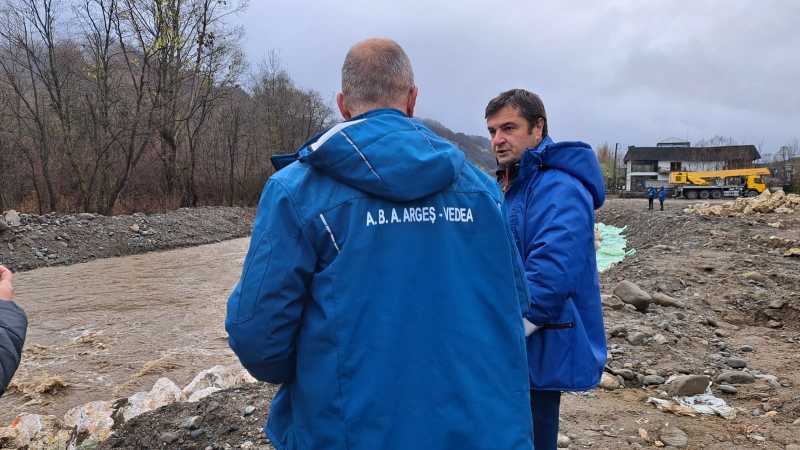 anar a efectuat miercuri a doua verificare a capacitatii de tranzitare a debitelor crescute pe albia raului arges 691e0335583ca