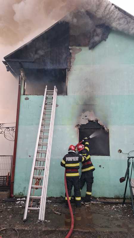 arges doua persoane ranite intr un incendiu izbucnit la o casa 69143633e3387